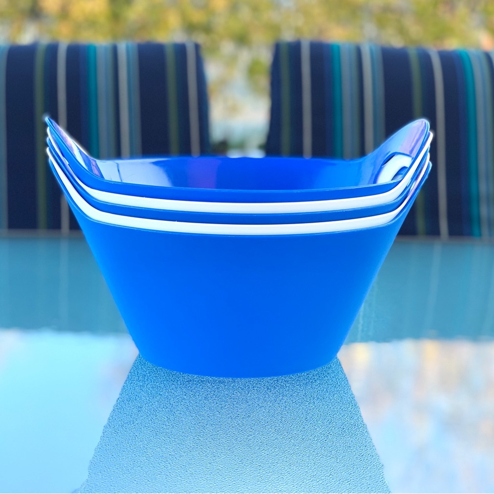 5 Round Plastic Storage Tubs / Party Tubs with Handles ~ 3 Blue, 2 White